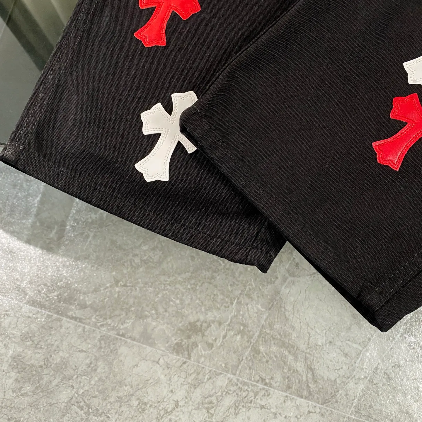 P270 CH Chromehearts American limited edition red and white cross stitched leather black work jeans logging pants. The price is 34W level. The patchwork cross pattern is embellished and the jeans are washed! ! An absolutely high-end luxury product, a 1.9W-level god-level single product, a super popular product, made by top heavy industry, a magic weapon that cannot be missed! [About Zangyin] This is an extremely luxurious fashion brand that can also be called the aristocracy of the high street. It has always been an exclusive brand for some hipsters or rich second generations. Compared with ordinary high streets, it is more luxurious and noble. Compared with luxury brands, it is more fashionable and individual. It has always been a brand that I have a special liking for. [Top heavy industry fashion design] Consistently high-street luxury style. Speaking of this style, the Zangyin family and GU family are definitely the leading representative brands. Especially the Zangyin family has really achieved a state-of-the-art effect in creating high-street style. The unique washed material is used to create this style. The color system is already quite eye-catching. After it is decorated with patchwork cross flowers, it cleverly highlights the charm of the brand. Secondly, this style uses classic The high-waist cutting design highlights the long legs and fashionable temperament of the upper body. The brand is highly recognizable and the slim fit configuration is more suitable for daily wear. It is a product that interprets personality, fashion, and specifications at a glance. This single product is enough to make any fan excited. It can be a white T-shirt for a youthful college style, or a tight suspender for a royal style. It has strong matching ability and can be easily controlled by men.  [Materials and craftsmanship] Needless to say, this point goes without saying. As an excellent craftsman brand, Zangyin’s requirements for details and craftsmanship are really perfect. The washed color of this model has gone through so many processes, not to mention the embellishment of denim appliques. It is also purely hand-made and sewn. Just like what they believe in, only hand-made things have soul and have the meaning of wear. A top-notch heavy-duty fashionable denim item, I look forward to your perfect interpretation! !  Color: Black Size: 28-36